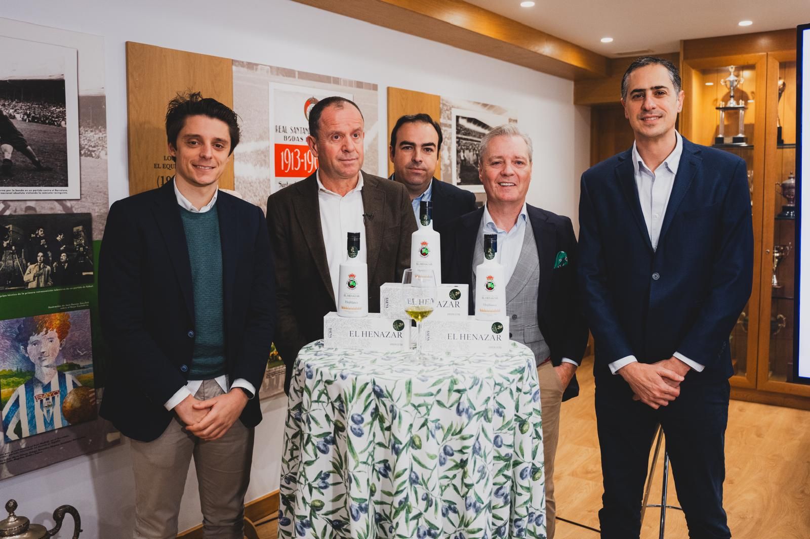 Entrega de las botellas de aceite de la DOP Baena al Rancing del Santander.