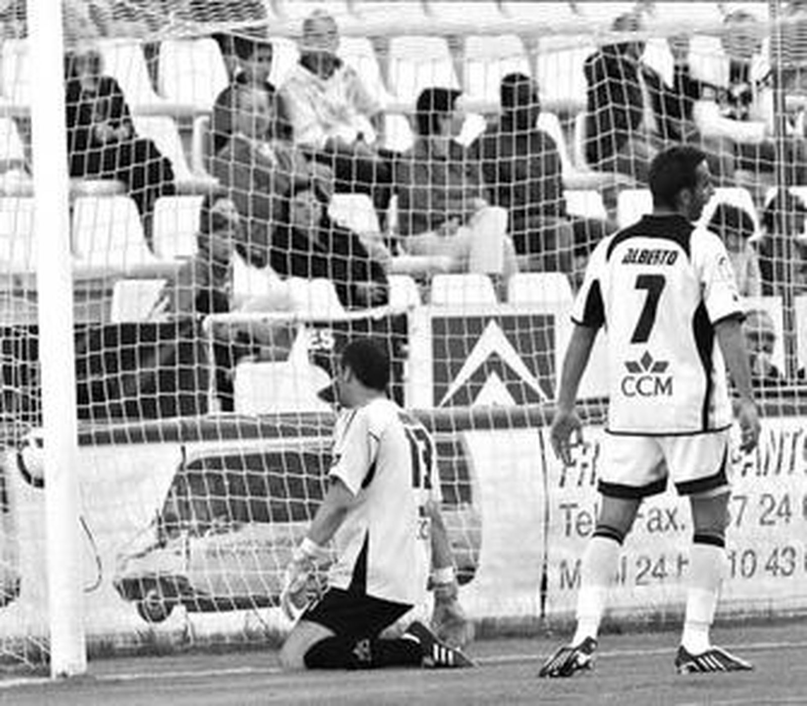 Cabrero y Alberto lamentan el tanto de Pierini en el Carlos Belmonte.