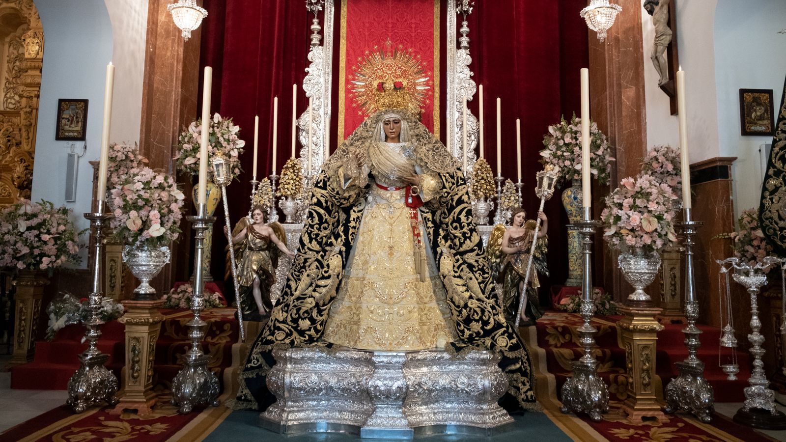 La Esperanza de Triana en su besamanos, en imágenes