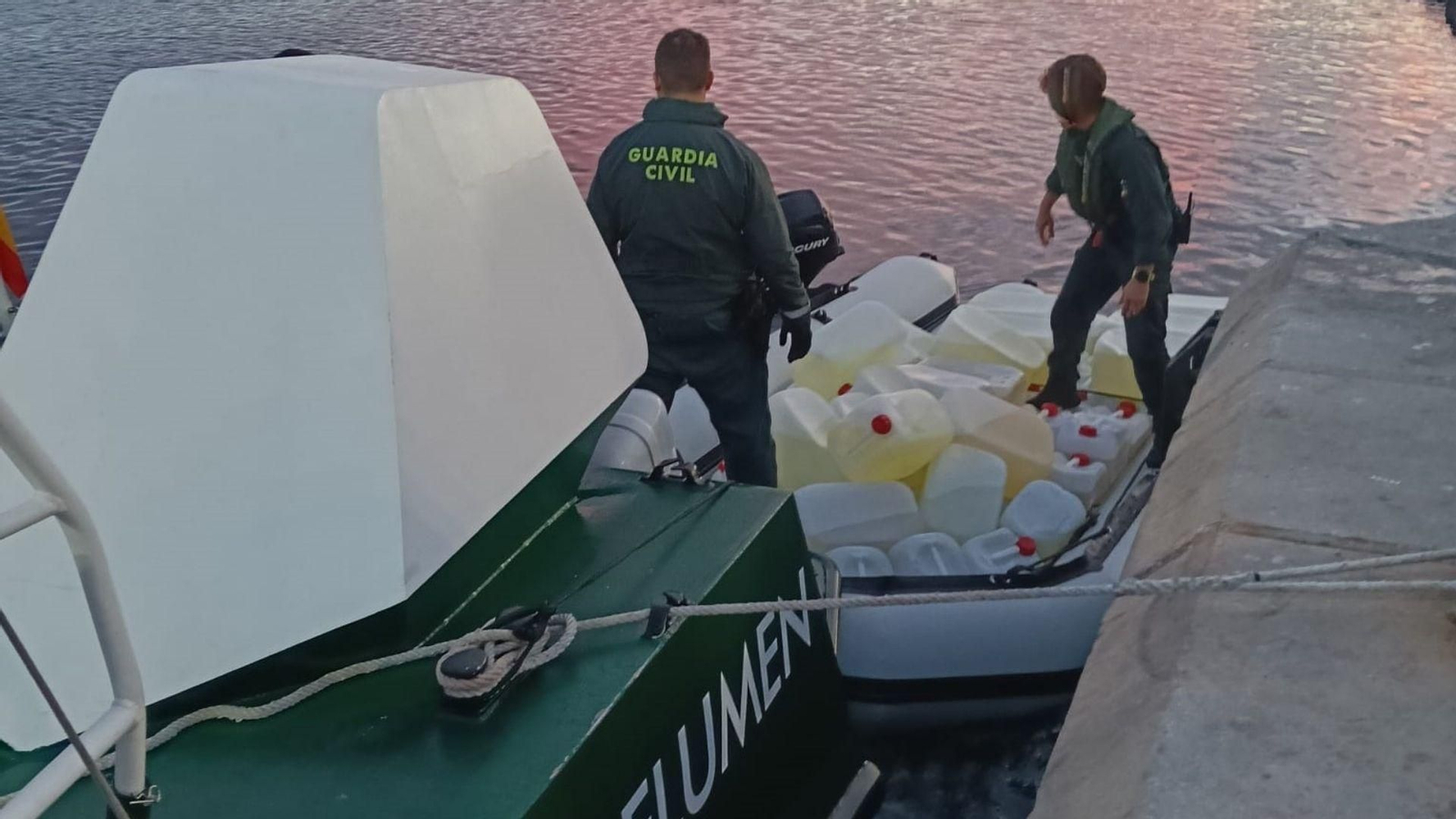 La Guardia Civil frustra el suministro de combustible a una narcolancha en La Línea y detiene a tres personas.