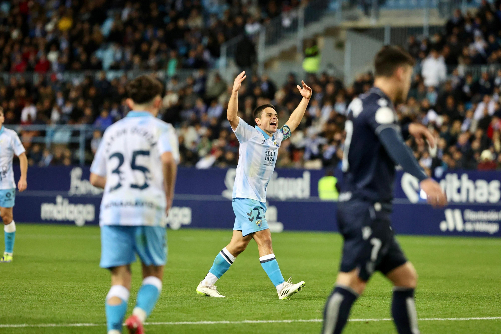 Luca Sangalli anima a los suyos ante la Real.