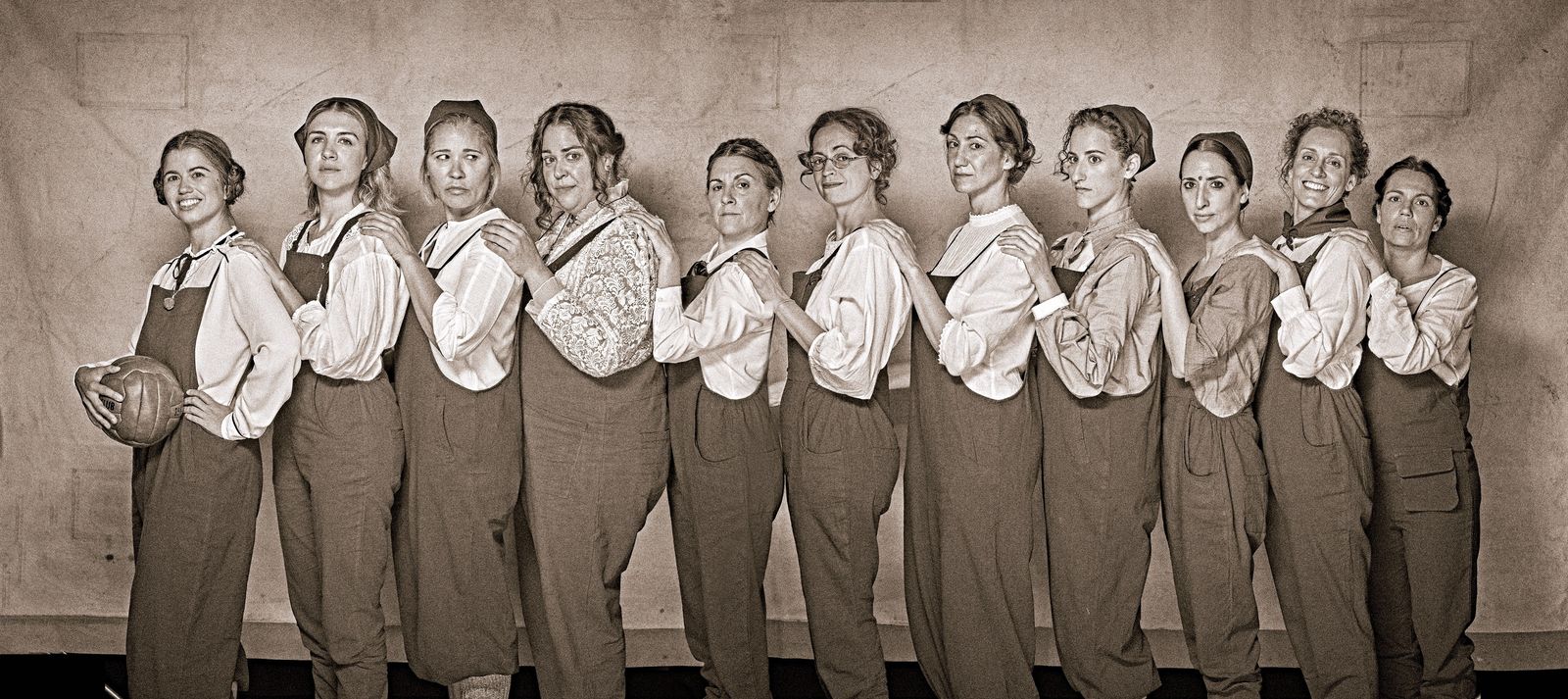 Foto de grupo del reparto de 'Ladies Football Club'.