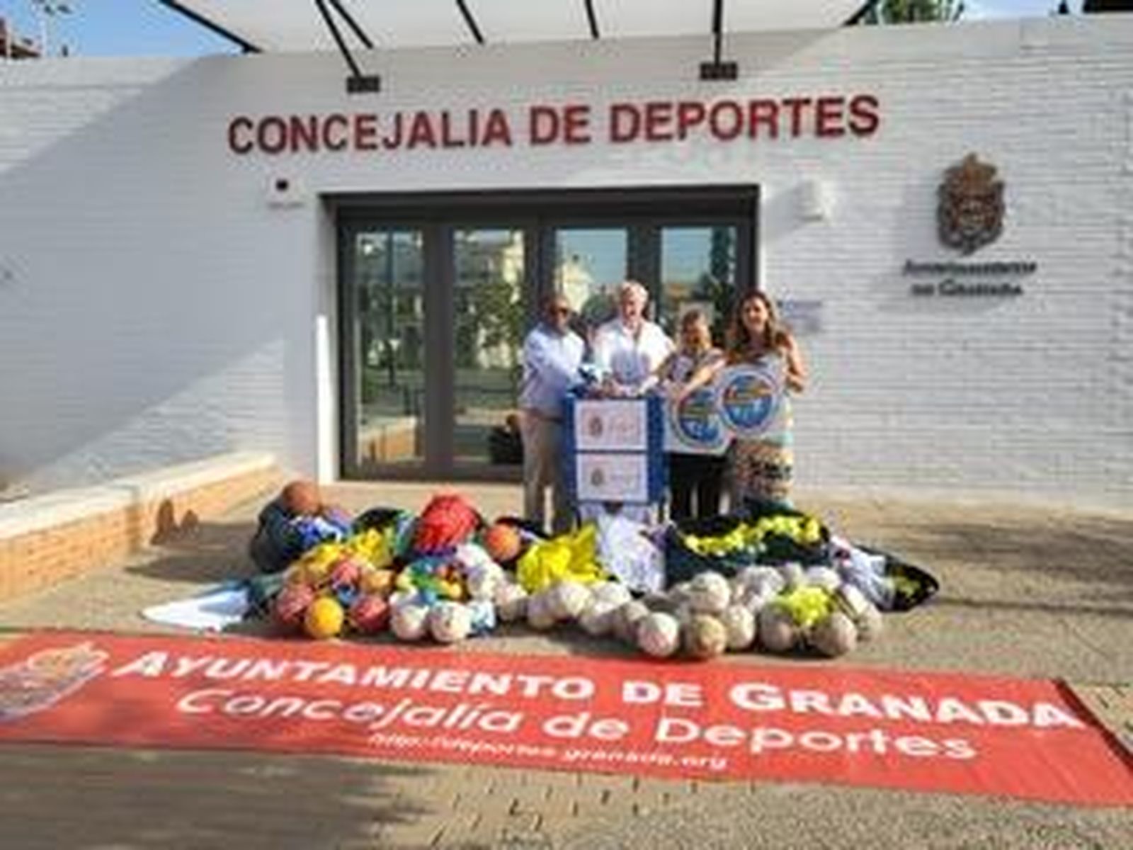 El Ayuntamiento de Granada entrega material deportivo a la Fundación Takeli para los niños de Togo