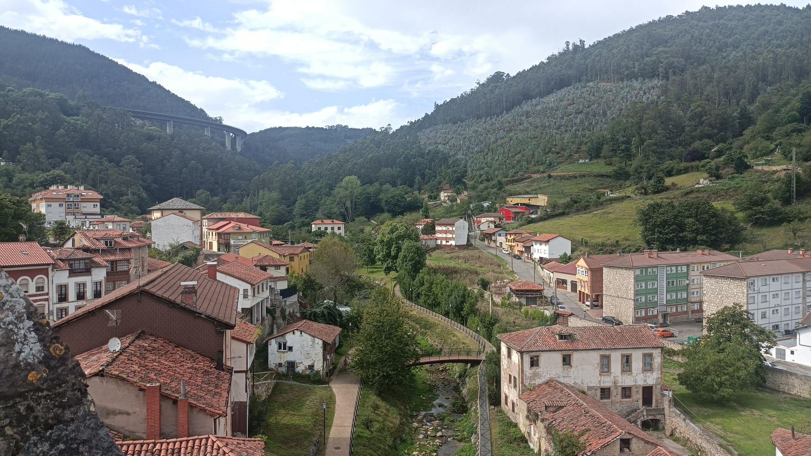Panorámica de Salas. En la próxima etapa, el recorrido atraviesa las montañas que vemos al oeste.