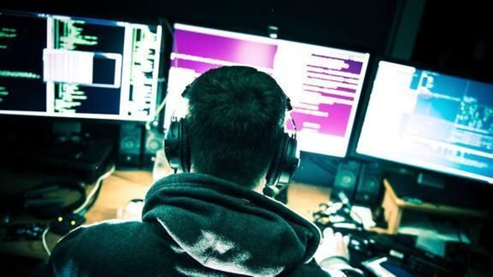 Un joven navega por internet.