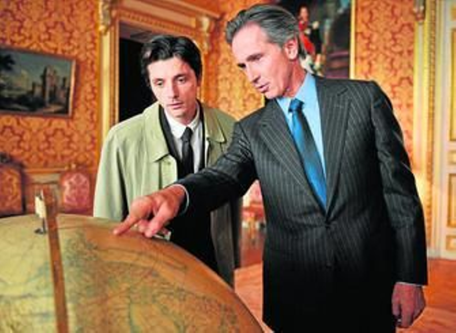 Raphaël Personnaz y Thierry Lhermitte, en la fallida comedia de Tavernier.
