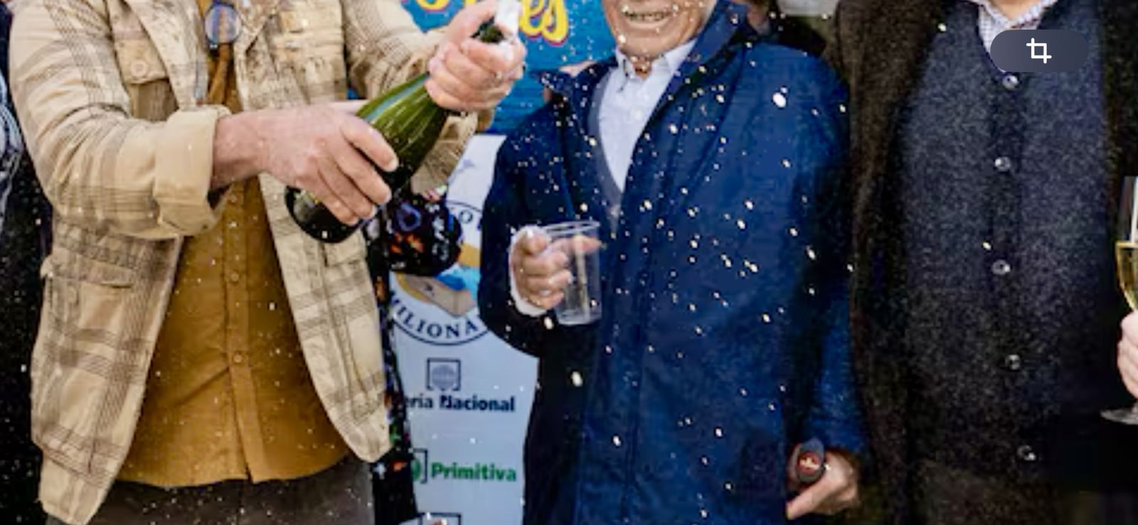 Un brindis con cava en vasos de plástico a las puertas de una administración de lotería.