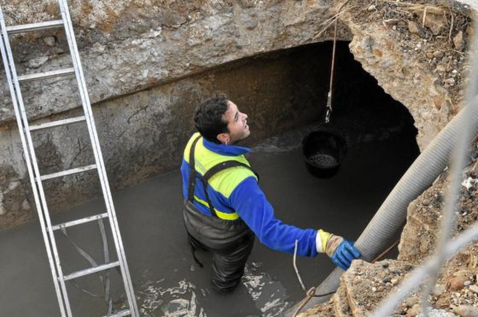 Los trabajadores ultiman las obras del dique y las nuevas catas realizadas en el pueblo para prevenir futuras riadas.

Foto: Manuel Gómez