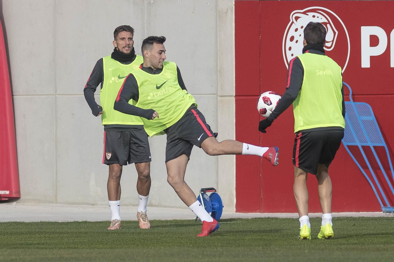 Munir se la atracción en su presentación con el Sevilla FC en el Sánchez-Pizjuán.