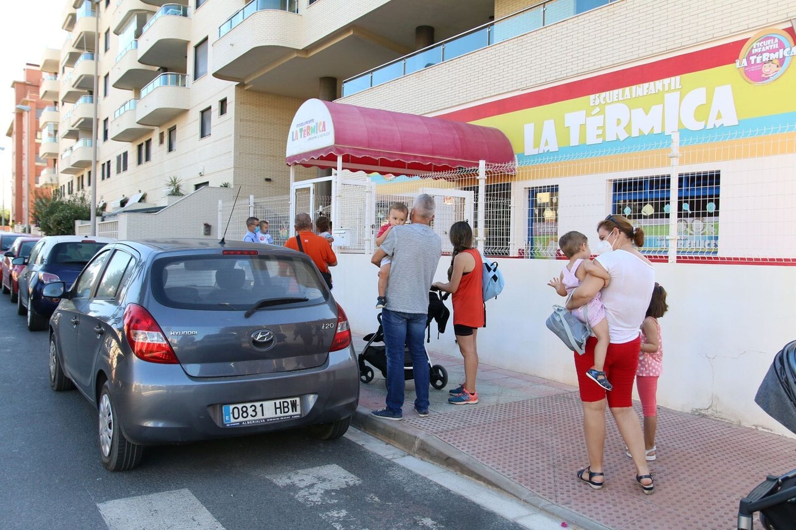 Escuela Infantil La Térmica, a primera hora de la mañana con varias familias en la puerta para acceder con los menores