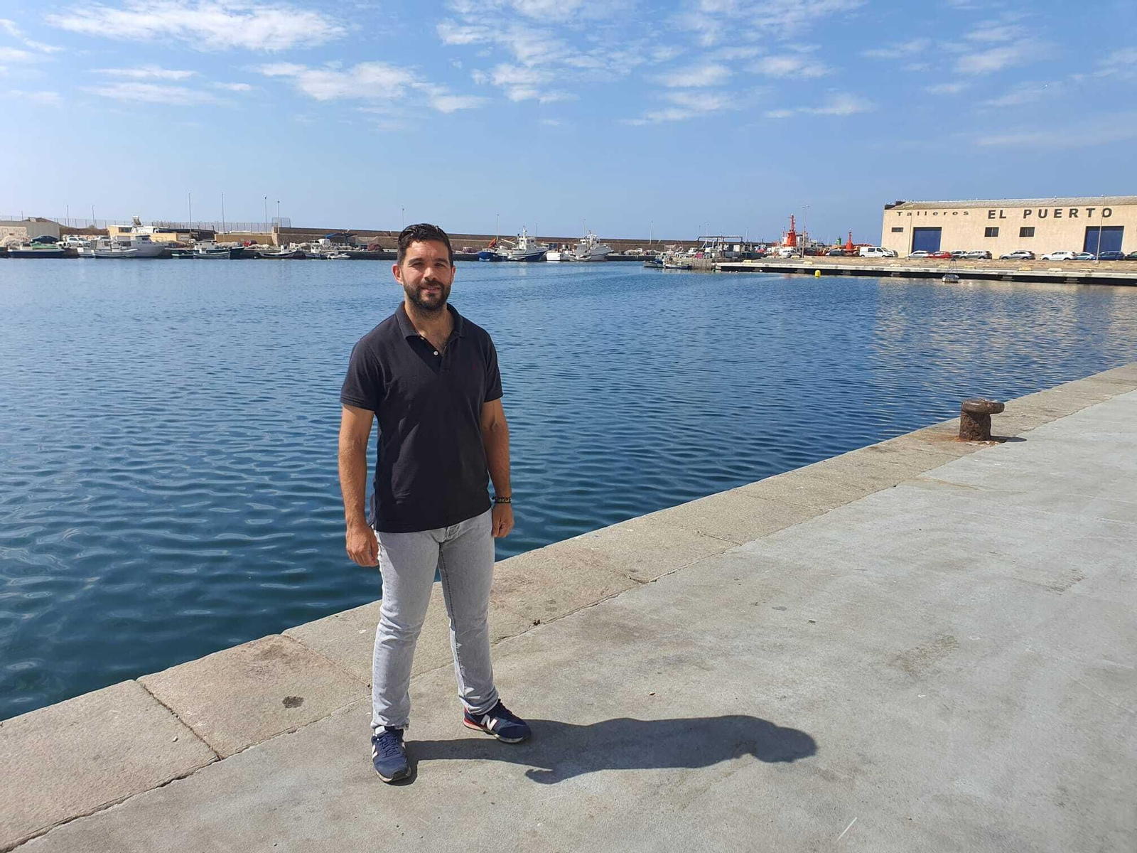 Francisco Luis Segura, en el Puerto de Almería, tras el edificio de la Lonja, donde trabaja.