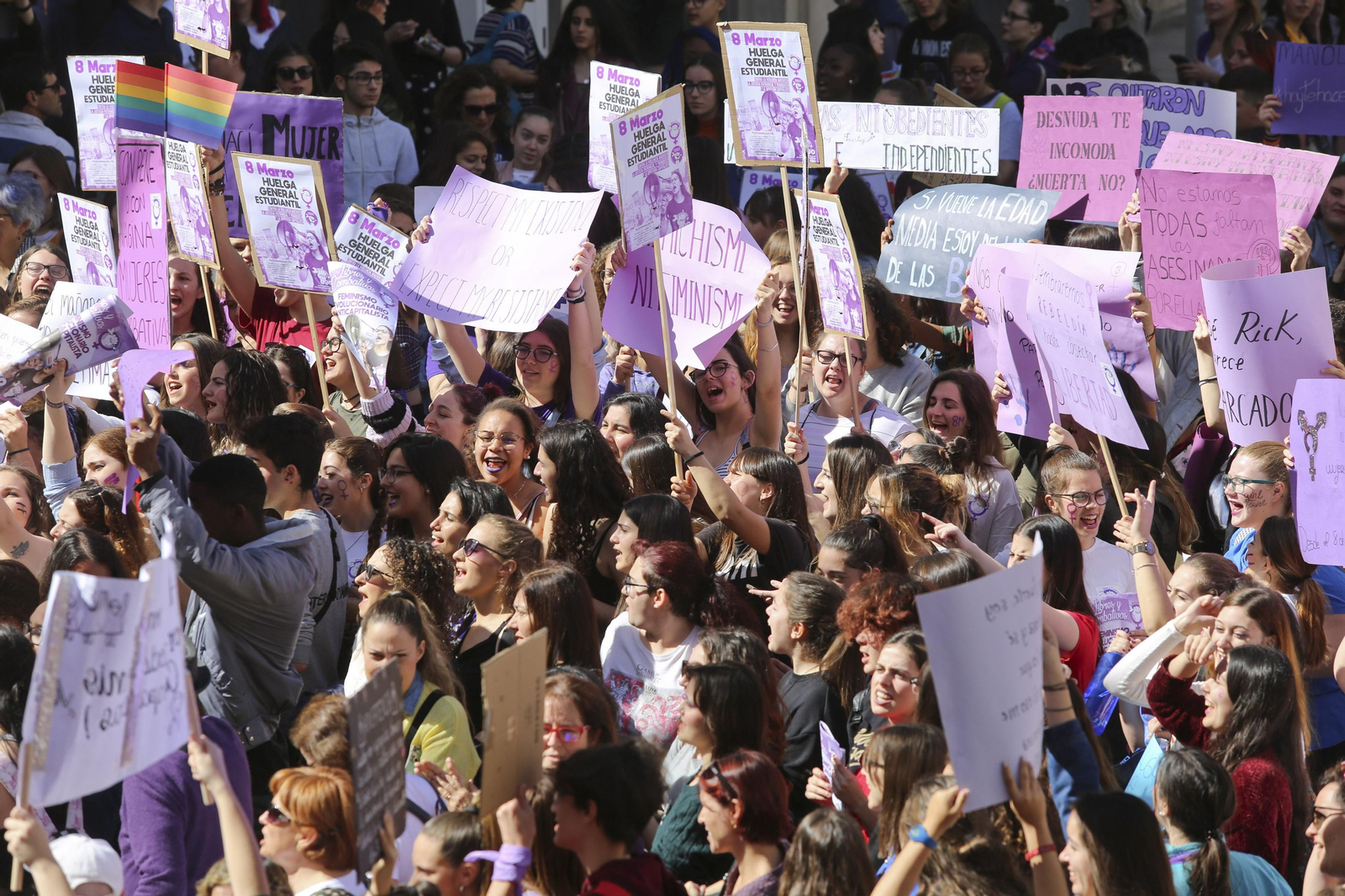 Mujeres concentradas en la plaza de la Constitución el pasado 8 de marzo. Mujeres concentradas en la plaza de la Constitución el pasado 8 de marzo.
