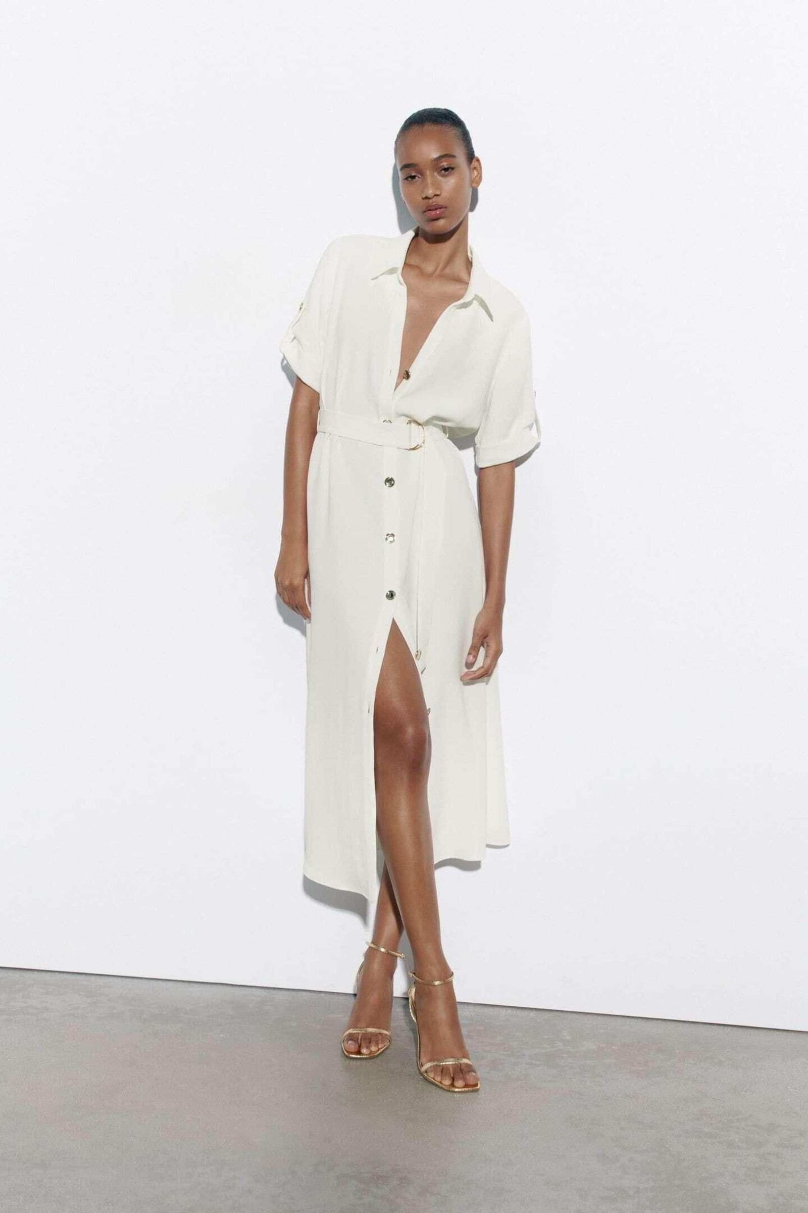 Vestido camisero blanco de Zara.