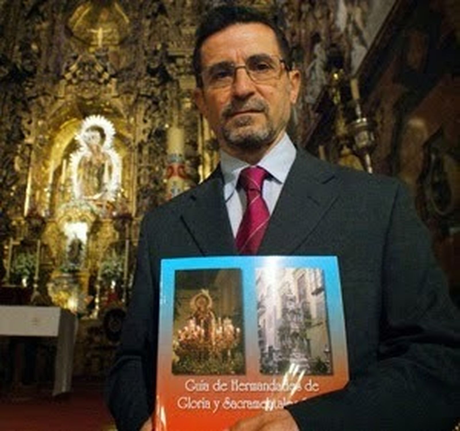 Juan Martínez Alcalde ante su Virgen del Amparo