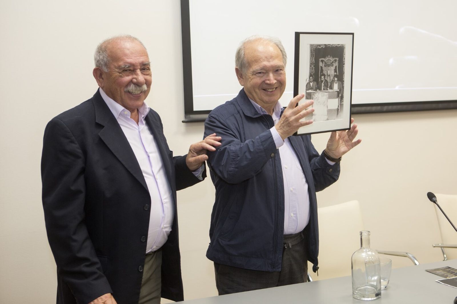 Antonio Zoido entrega a Manolo Herrera un regalo en el homenaje en 2019 en Cajasol.