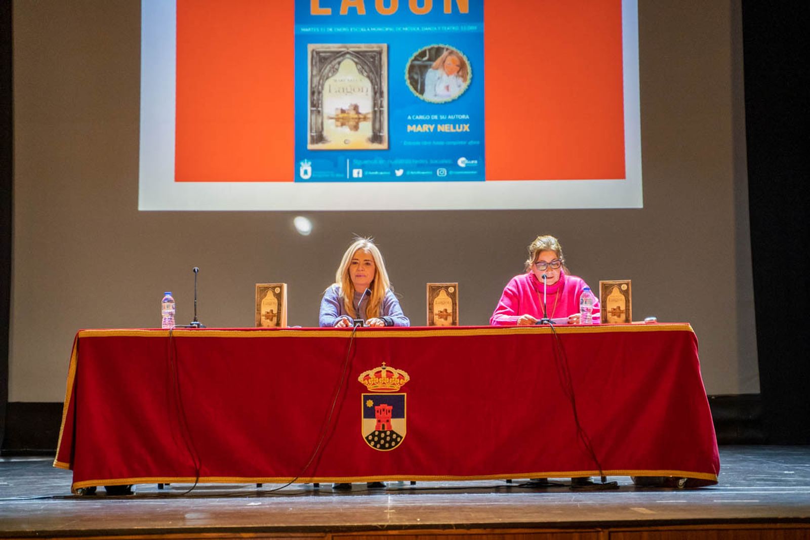 Mary Nelux (Nieves Gómez) junto a Charo Serrano en la Escuela Municipal de Música de Roquetas.