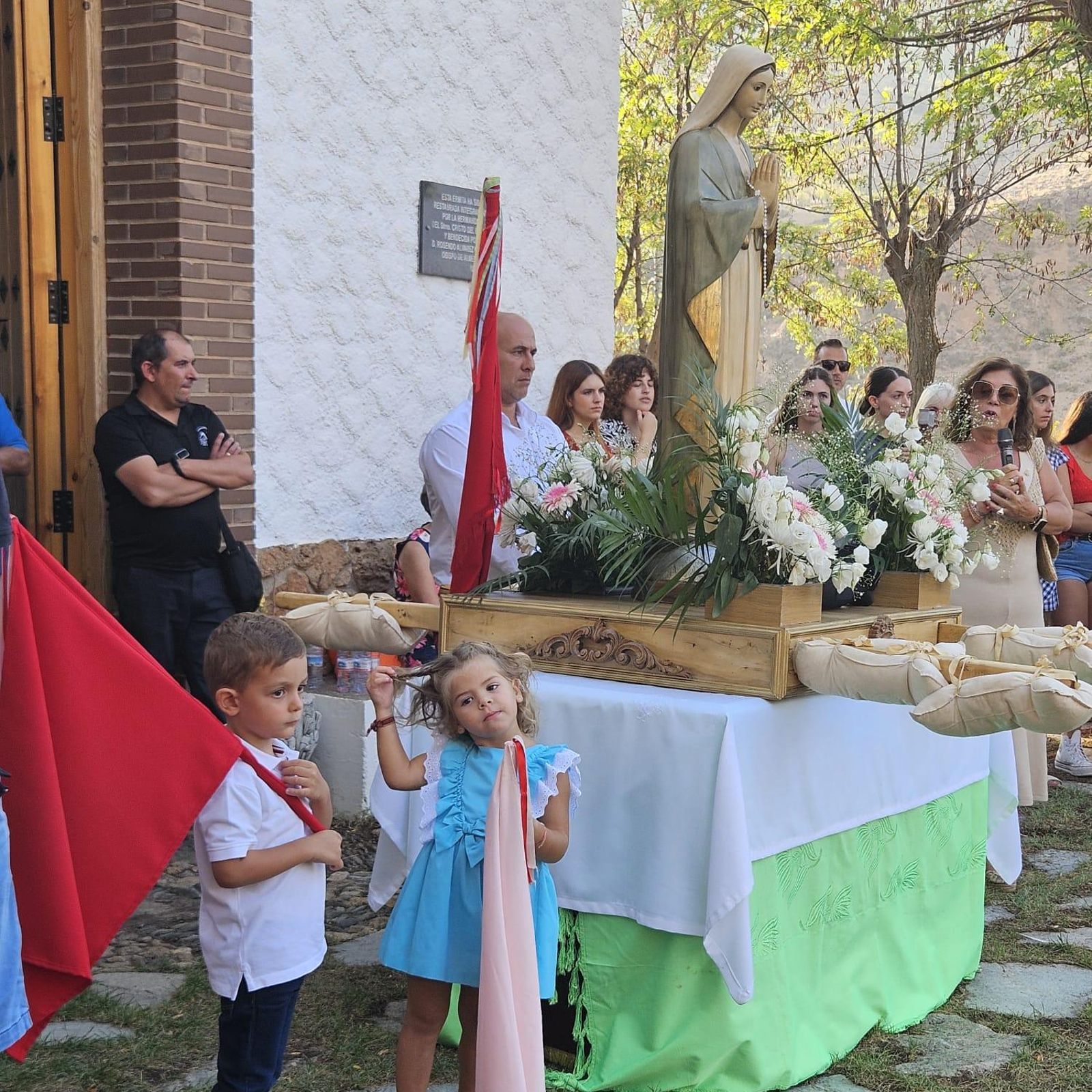 Los más pequeños del grupo abanderado de la Hermandad del Santo Cristo del Bosque junto a la imagen de la Virgen María