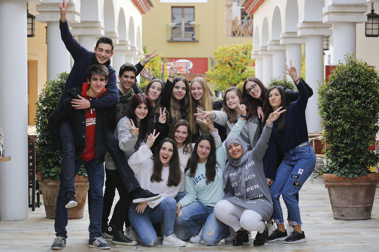 Una veintena de estudiantes andaluces ganadores de la beca de la Fundación Amancio Ortega posan en el Plaza Mayor. Una veintena de estudiantes andaluces ganadores de la beca de la Fundación Amancio Ortega posan en el Plaza Mayor.
