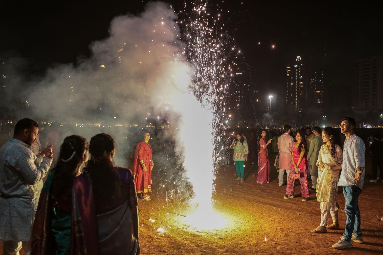 Las preciosas imágenes de la celebración del Diwali en India: un festival de luz y color
