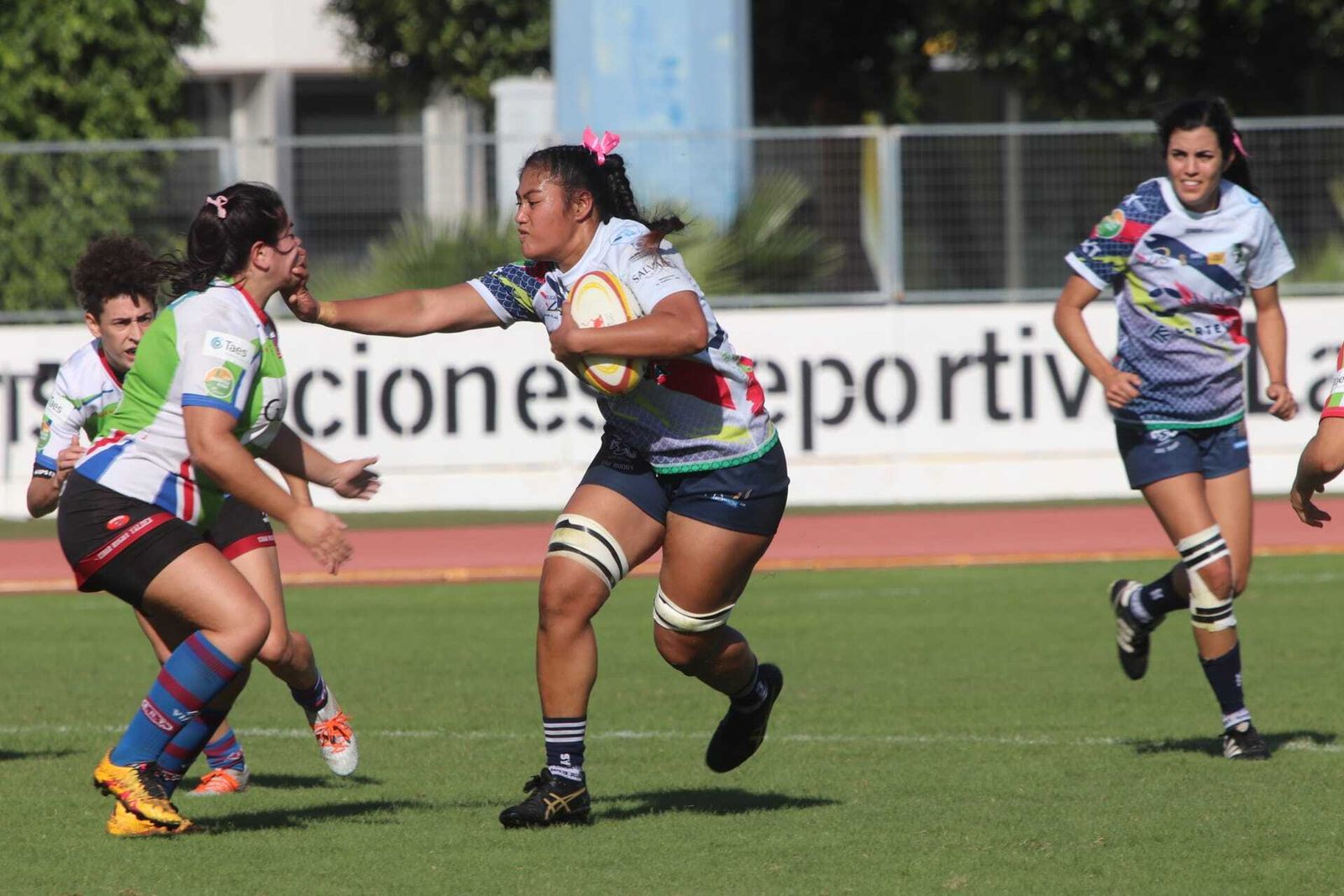 Easter Savelio se quita a una rival de encima en un avance del Corteva Cocos.