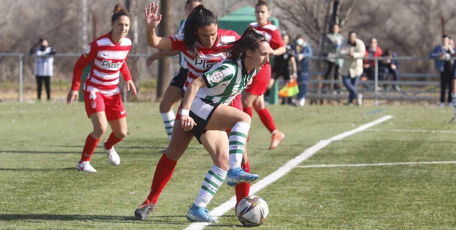 Paula Moreno, del Córdoba Femenino, pelea un balón ante la presión del Granada.