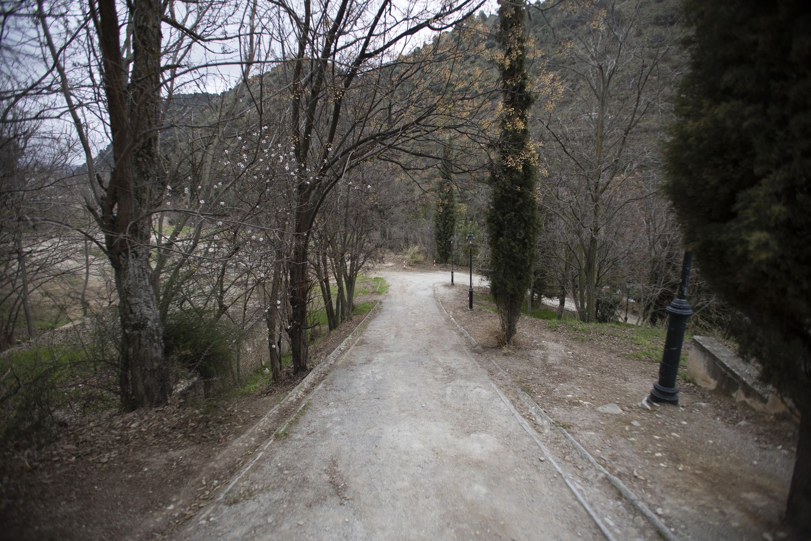 La explanada de la Abadía del Sacromonte, desierta este domingo