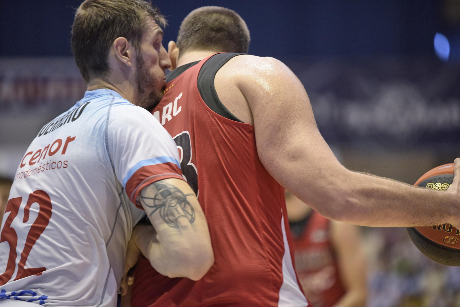 Rubén Guerrero, defiende a Marc Gasol.