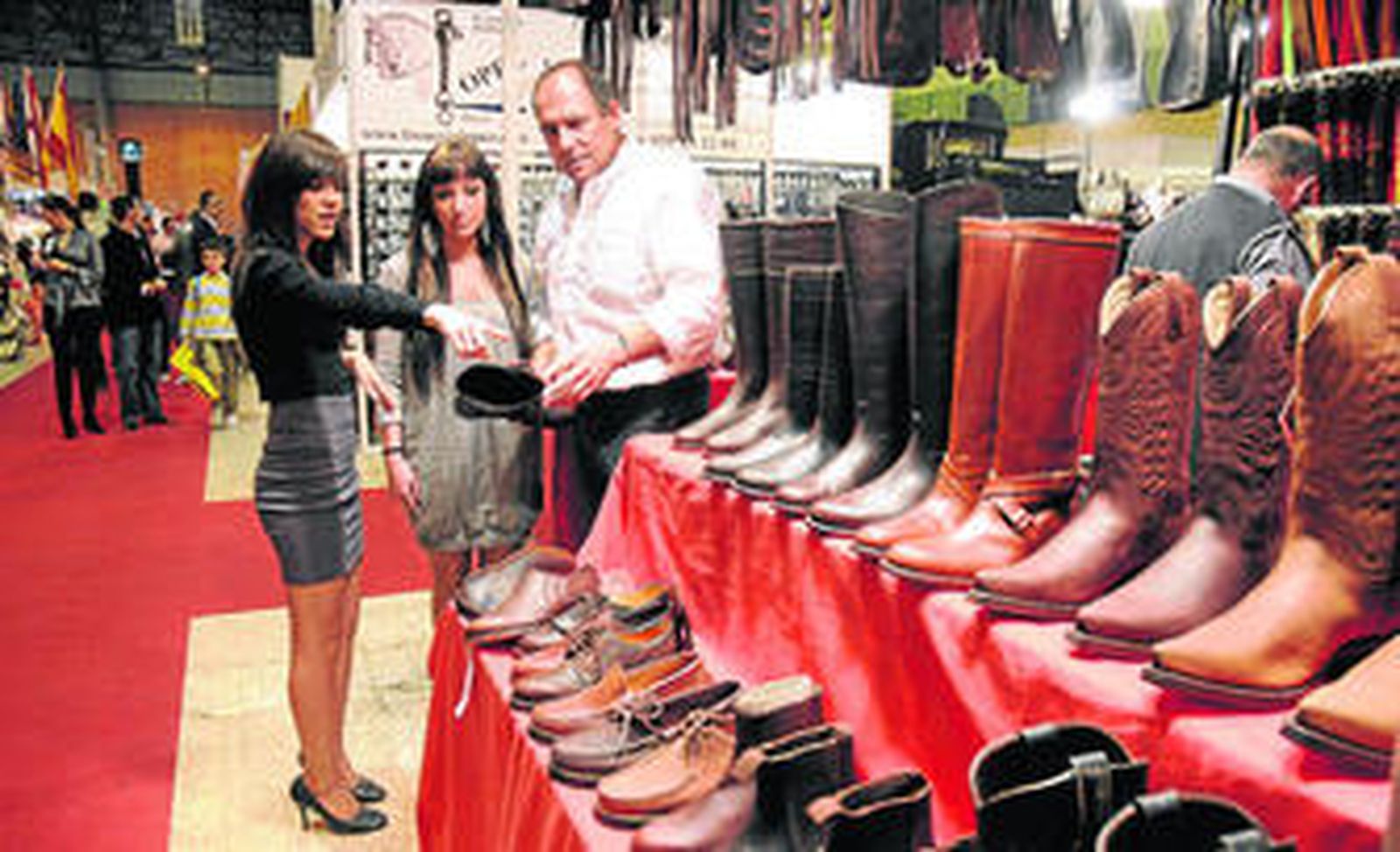 1. La guarnicionería, como la de El Estribo, y la marroquinería ocupan gran parte de los expositores del salón comercial de Sicab.         2. Sombreros Padilla es otro de los comercios más clásicos de la ciudad presente en el Salón Internacional del Caballo. 3. Country Stile Clothing ofrece sugerentes ofertas en textil.