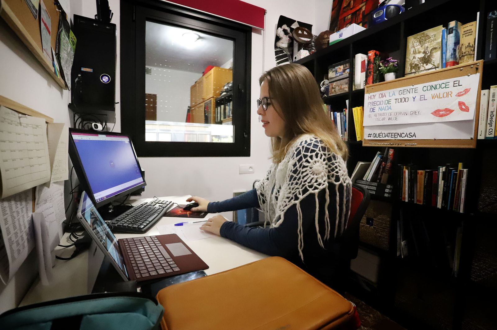 Una mujer recibe clases 'online' desde su casa