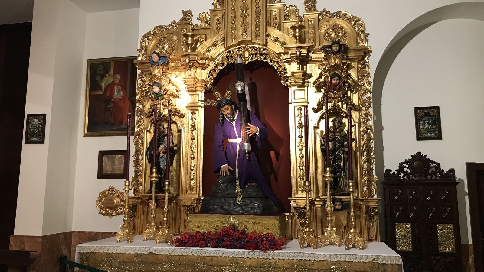 El Santísimo Cristo de las Tres Caídas en el altar del Señor de la Humildad y Paciencia