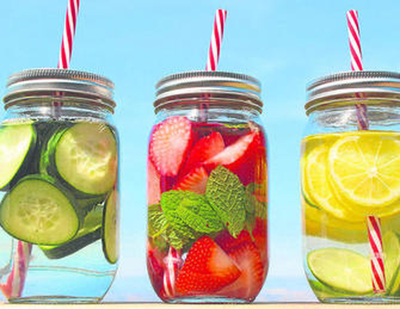 Agua con acompañantes saludables para enriquecerlas.