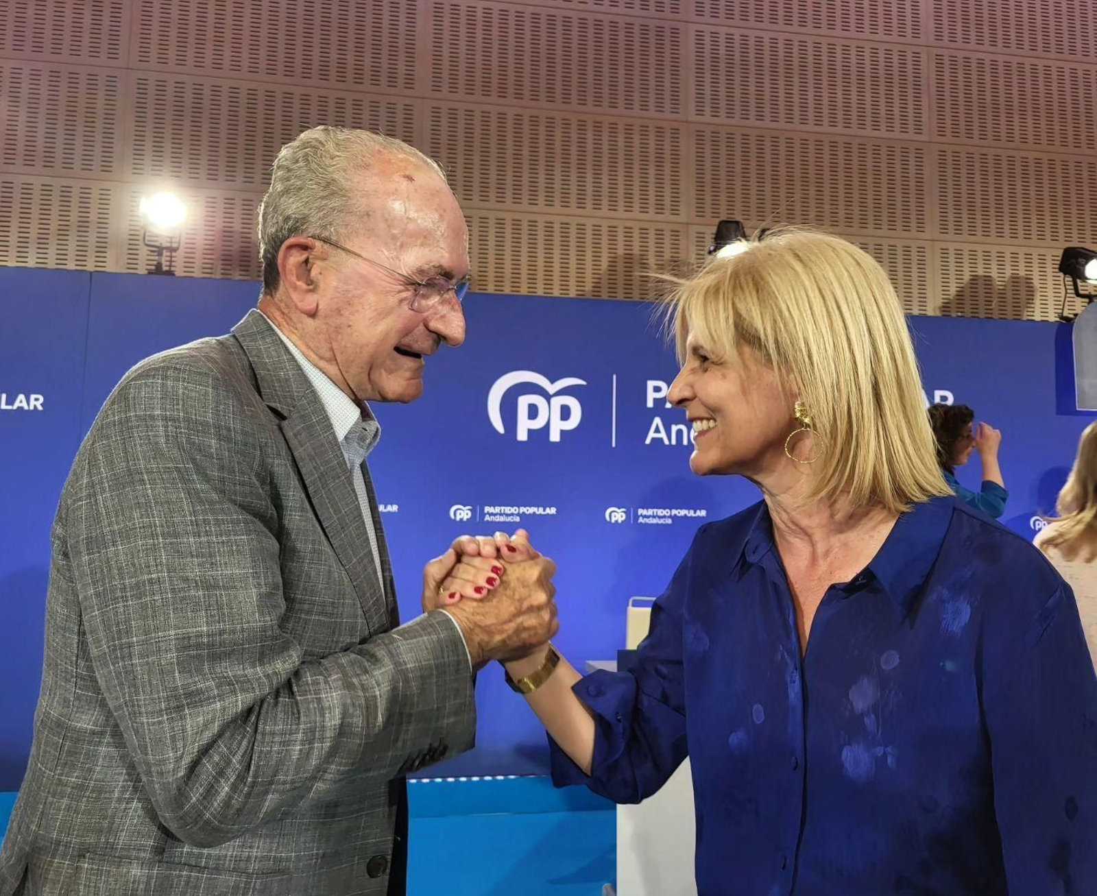 María José García-Pelayo celebra su mayoría absoluta junto a Juanma Moreno
