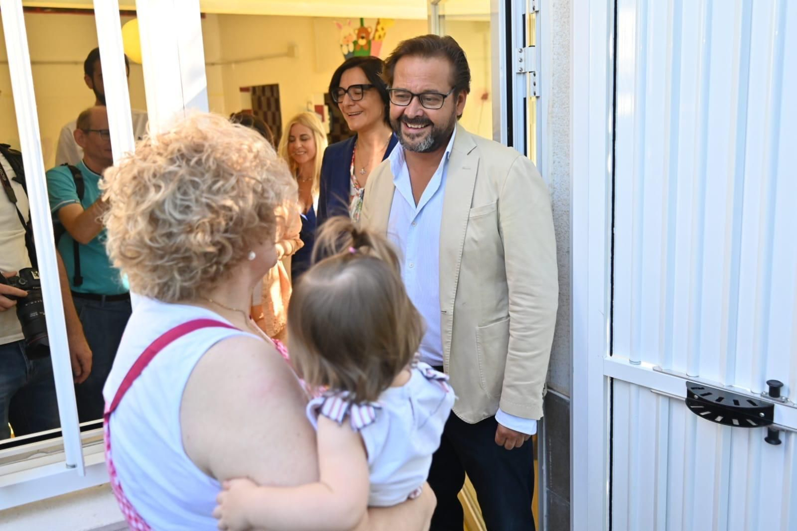 Imagen de la visita de los delegados de la Junta al Centro Infantil Virgen Inmaculada de Granada