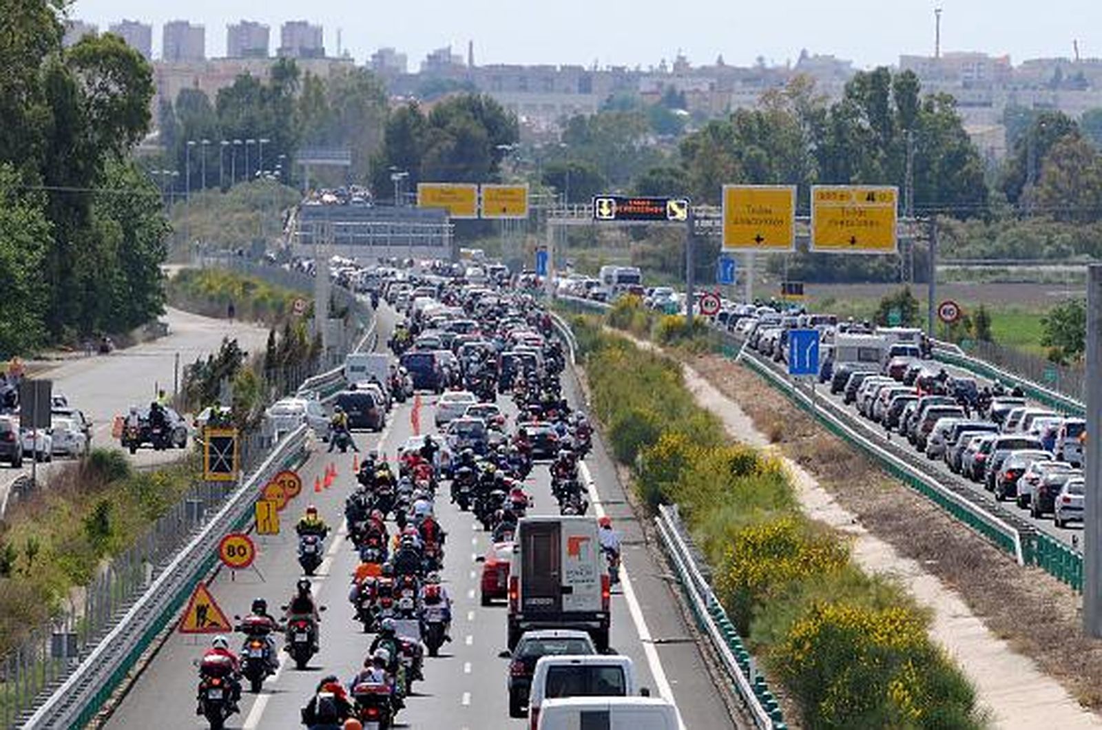 Los moteros inician la ´operación retorno´ tras el Gran Premio de Motociclismo en Jerez. 

Foto: Pascual y Manuel Aranda