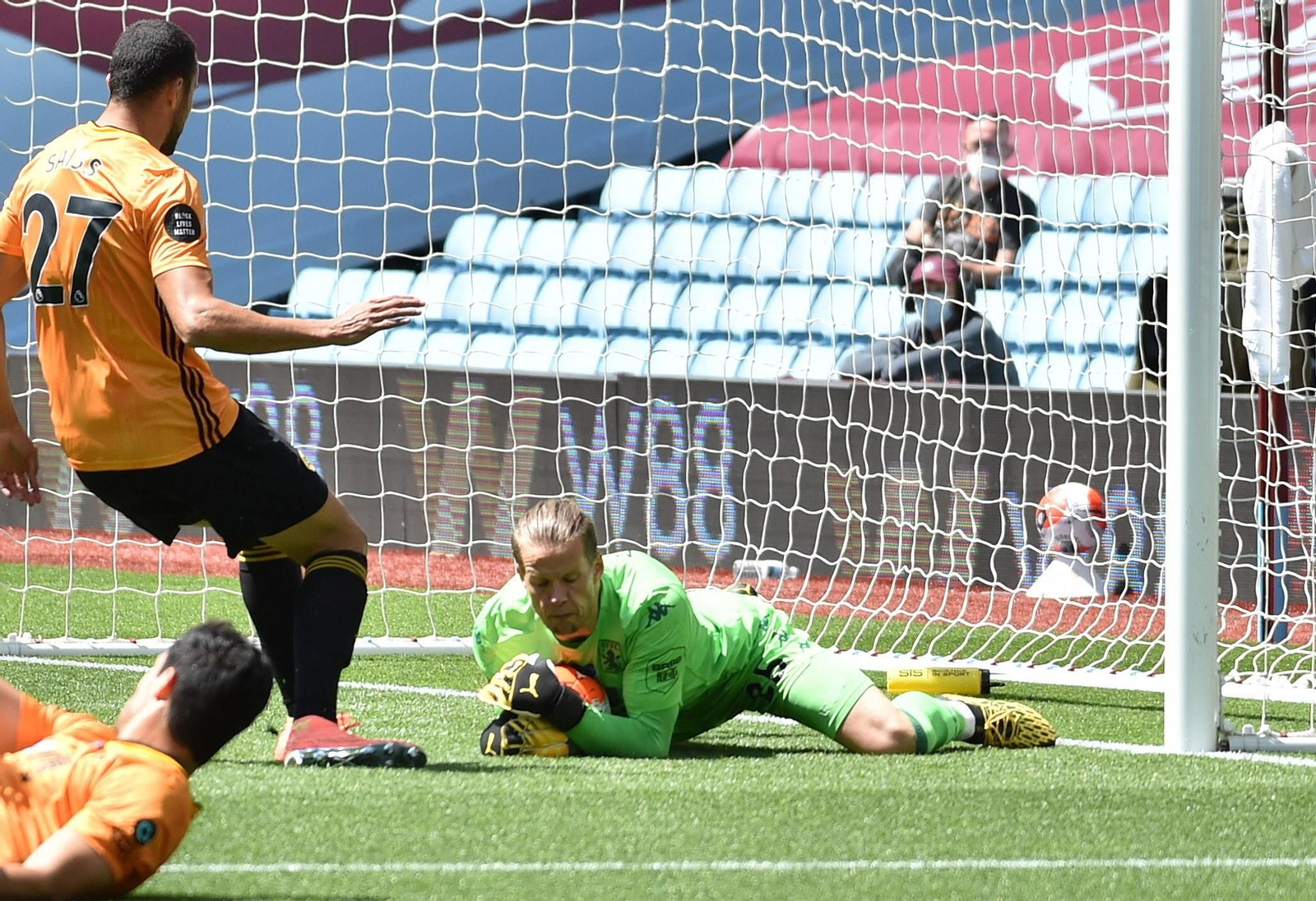 Nyland bloca un balón en el Aston Villa-Wolverhampton en junio de 2020.