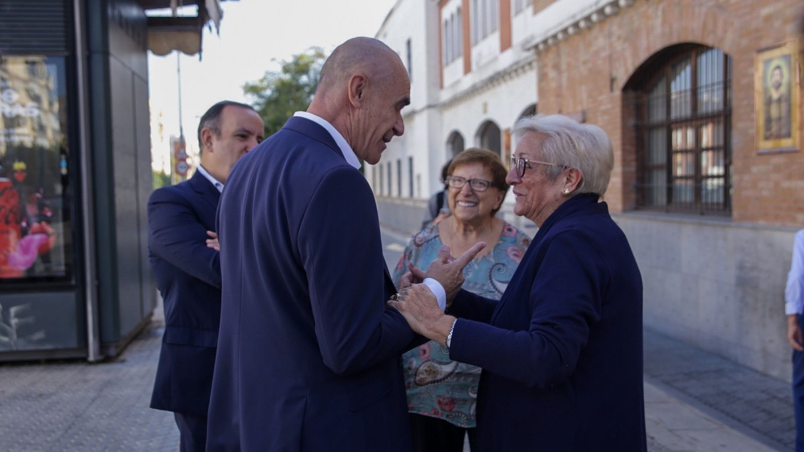 El alcalde con dos vecinas de Tartessos y San José Obrero.