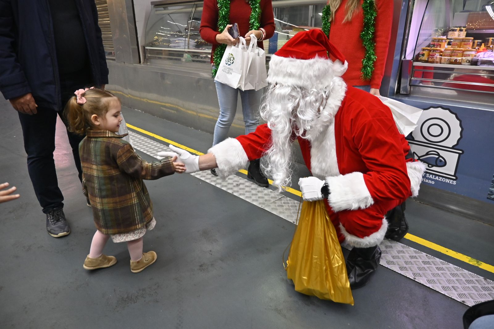 Papá Noel visita el mercado de El Carmen de Huelva, en imágenes