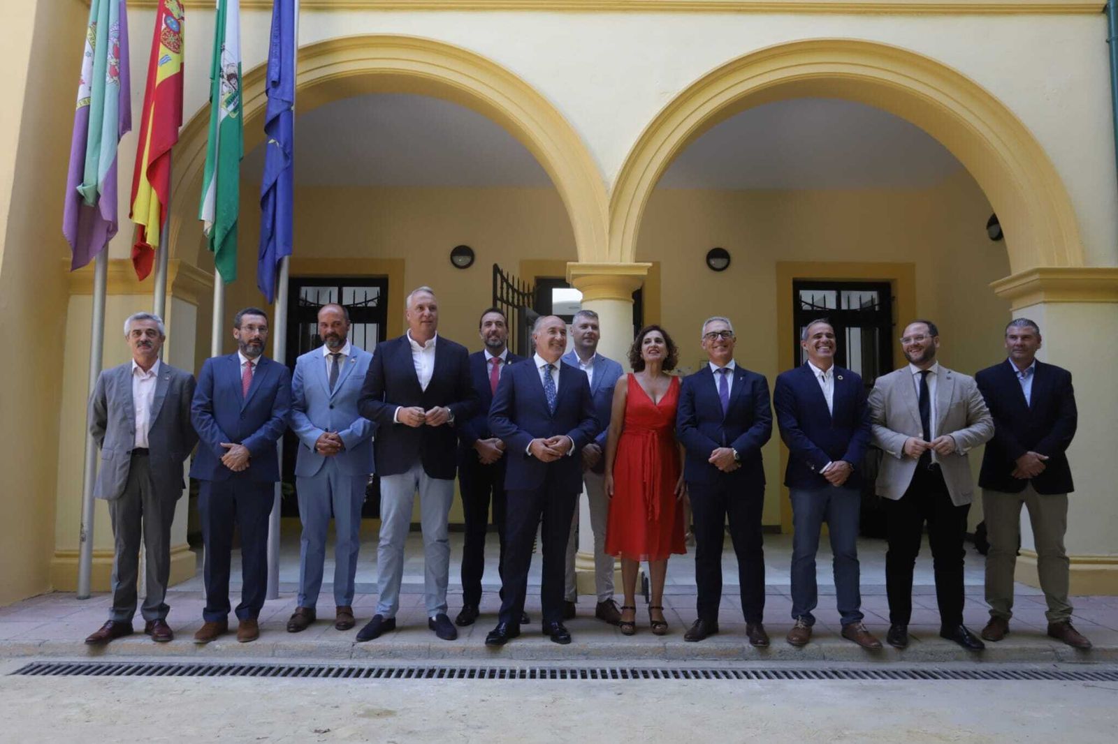 La ministra de Hacienda rodeada por los alcaldes del Campo de Gibraltar