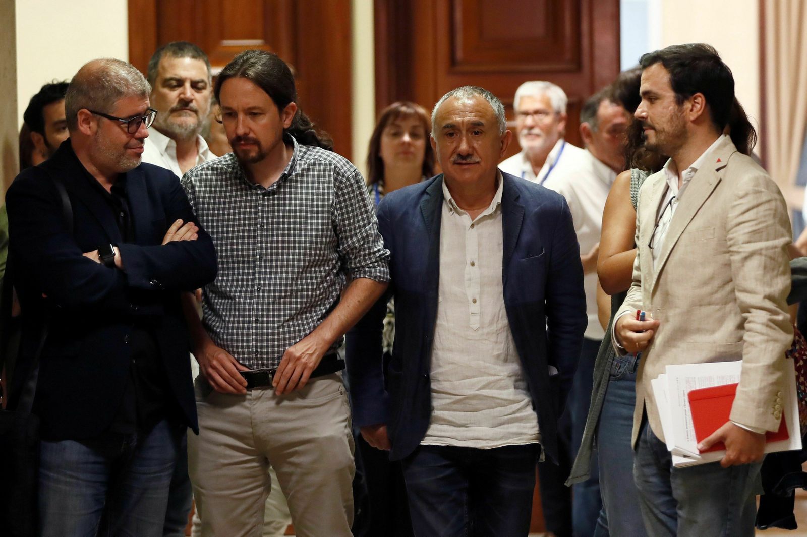 El líder de Unidas Podemos, Pablo Iglesias,  junto al coordinador federal de Izquierda Unida, Alberto Garzón, tras la reunión que mantuvieron el lunes con los máximos responsables de UGT y CCOO, Pepe Álvarez (2d) y Unai Sordo (i).