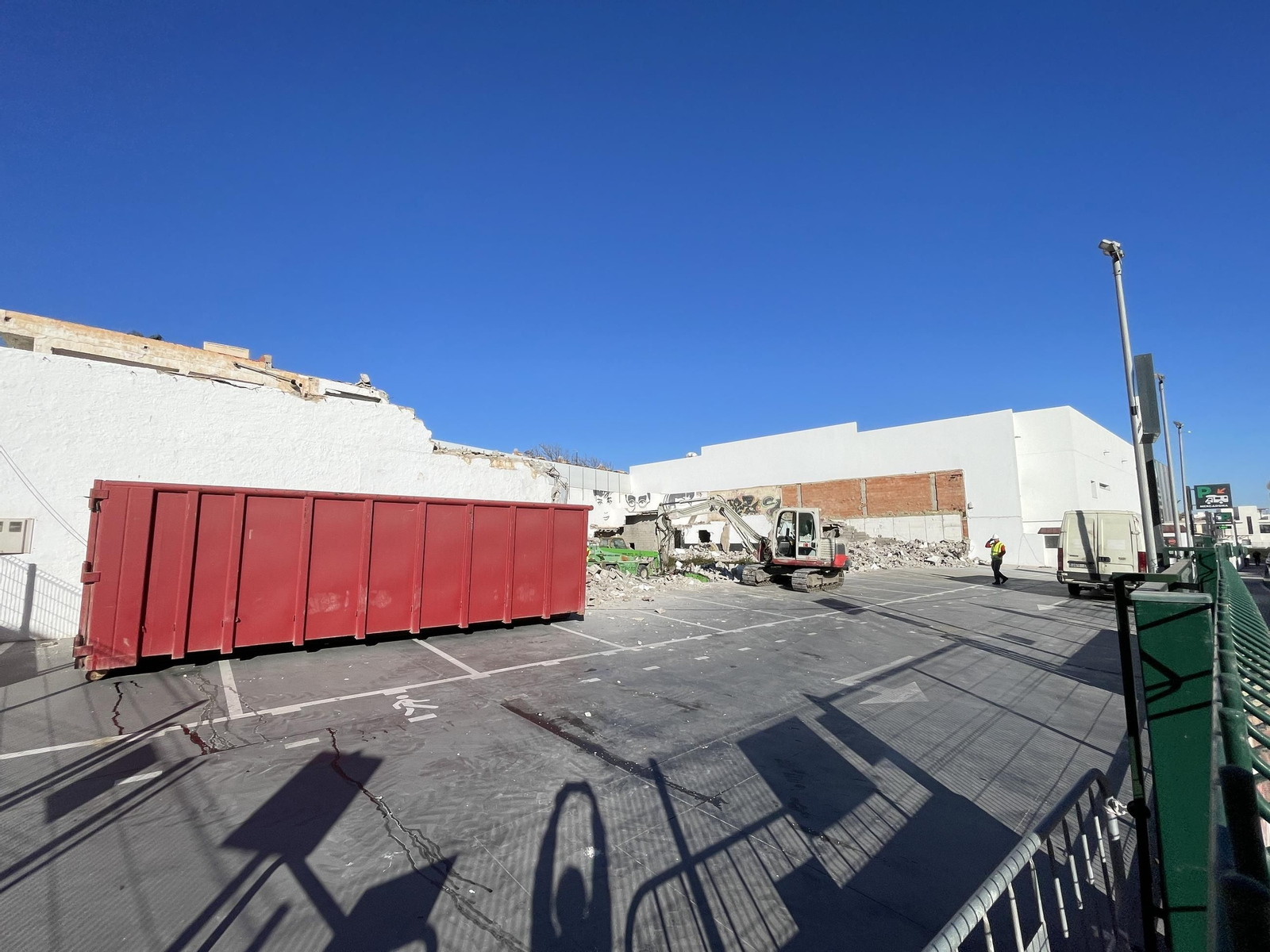 Las imágenes de la demolición del cine Tenis de Garrucha