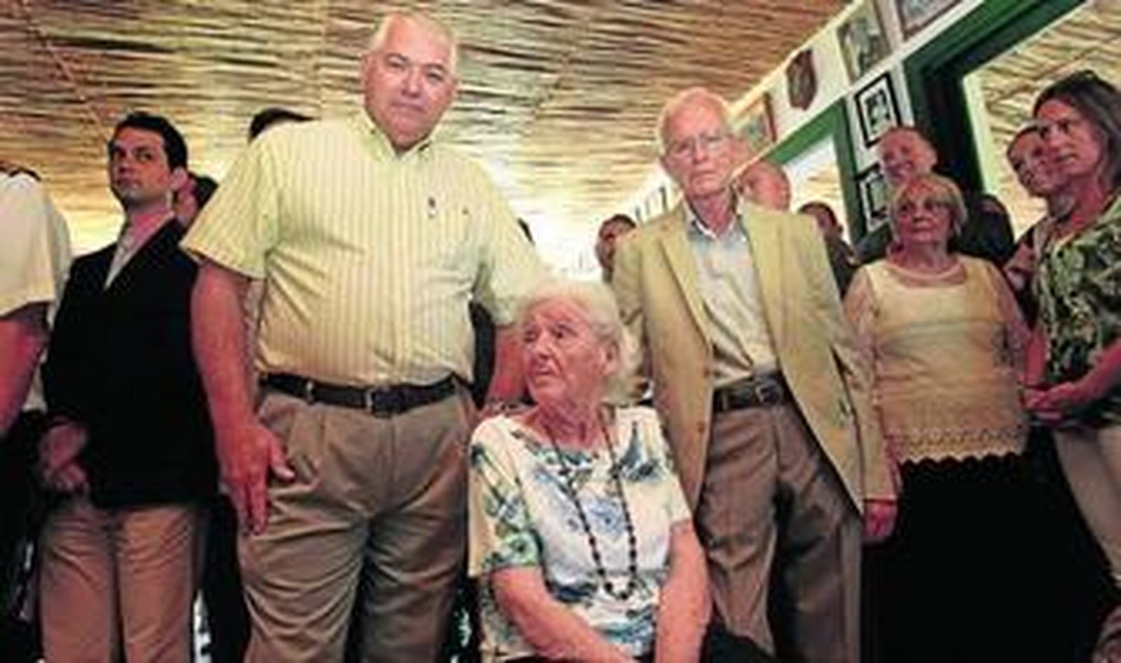 De izquierda a derecha: Larry Smith, Joan Barbara Demi (sentada) y Denver Lewis Morris, en el Club Hay Motivo.