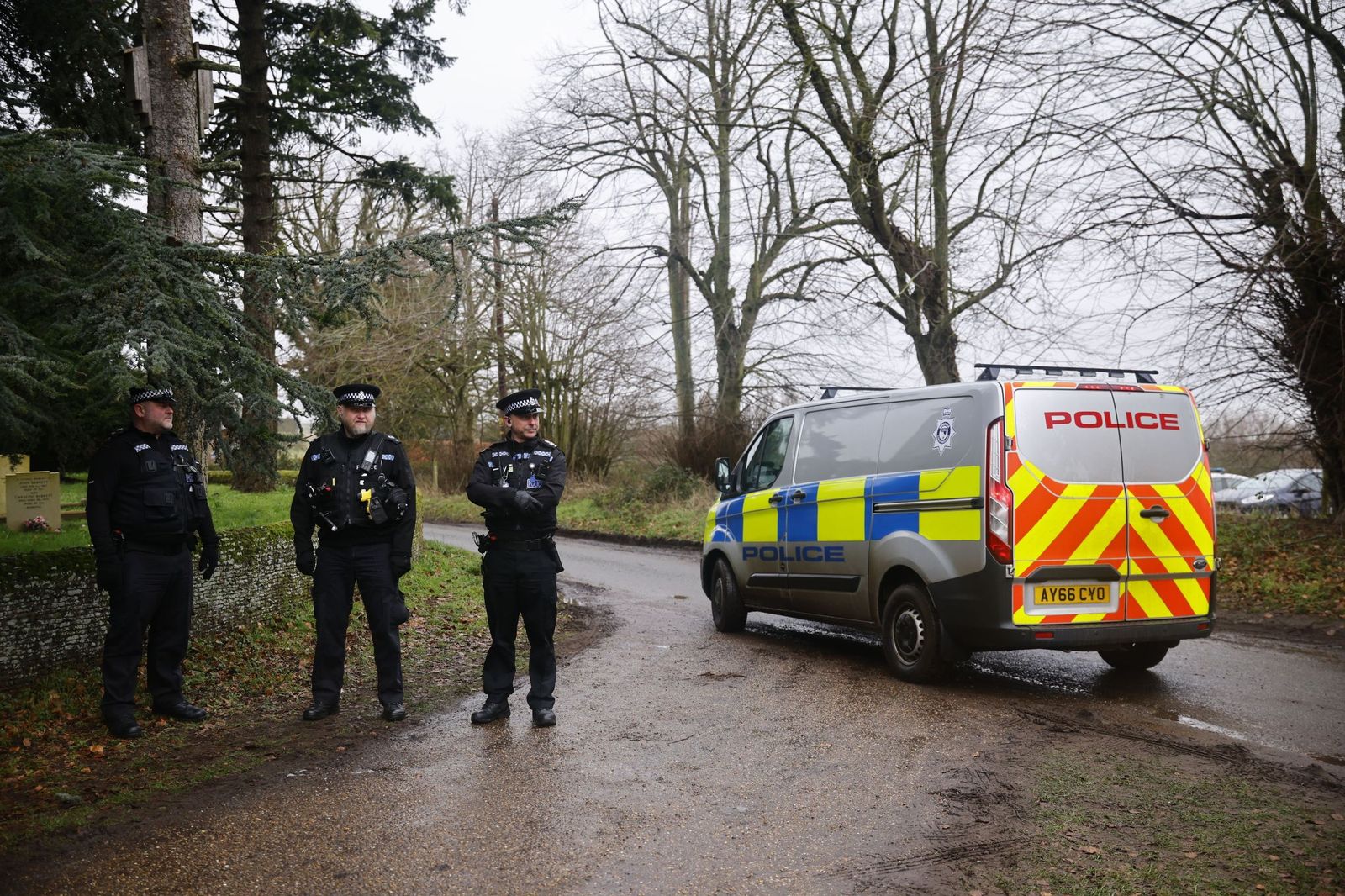 Agentes de la Policía británica en el acceso a la casa en la que fue detenido el jueves el ex príncipe Andrés.