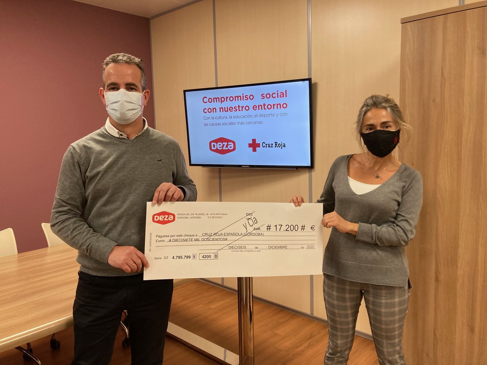 Entrega del cheque a Cruz Roja.