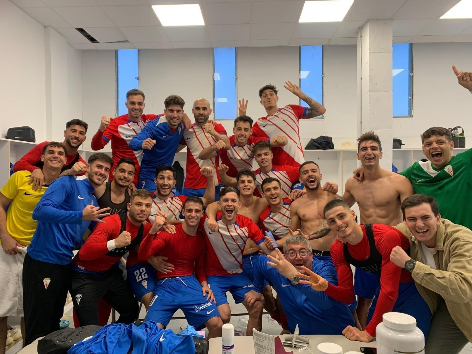 El vestuario del Algeciras celebra en Ibiza.