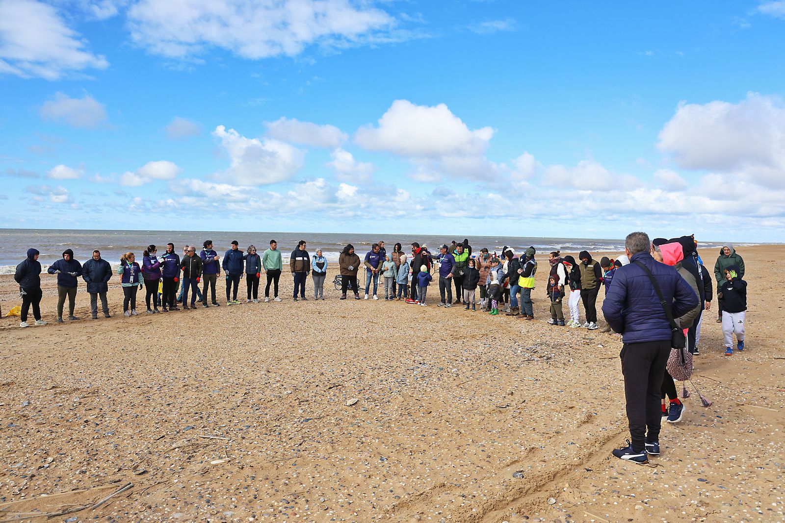 Imágenes de la Acción medioambiental de limpieza en la playa del Espigón, organizada por Gañafote Cup