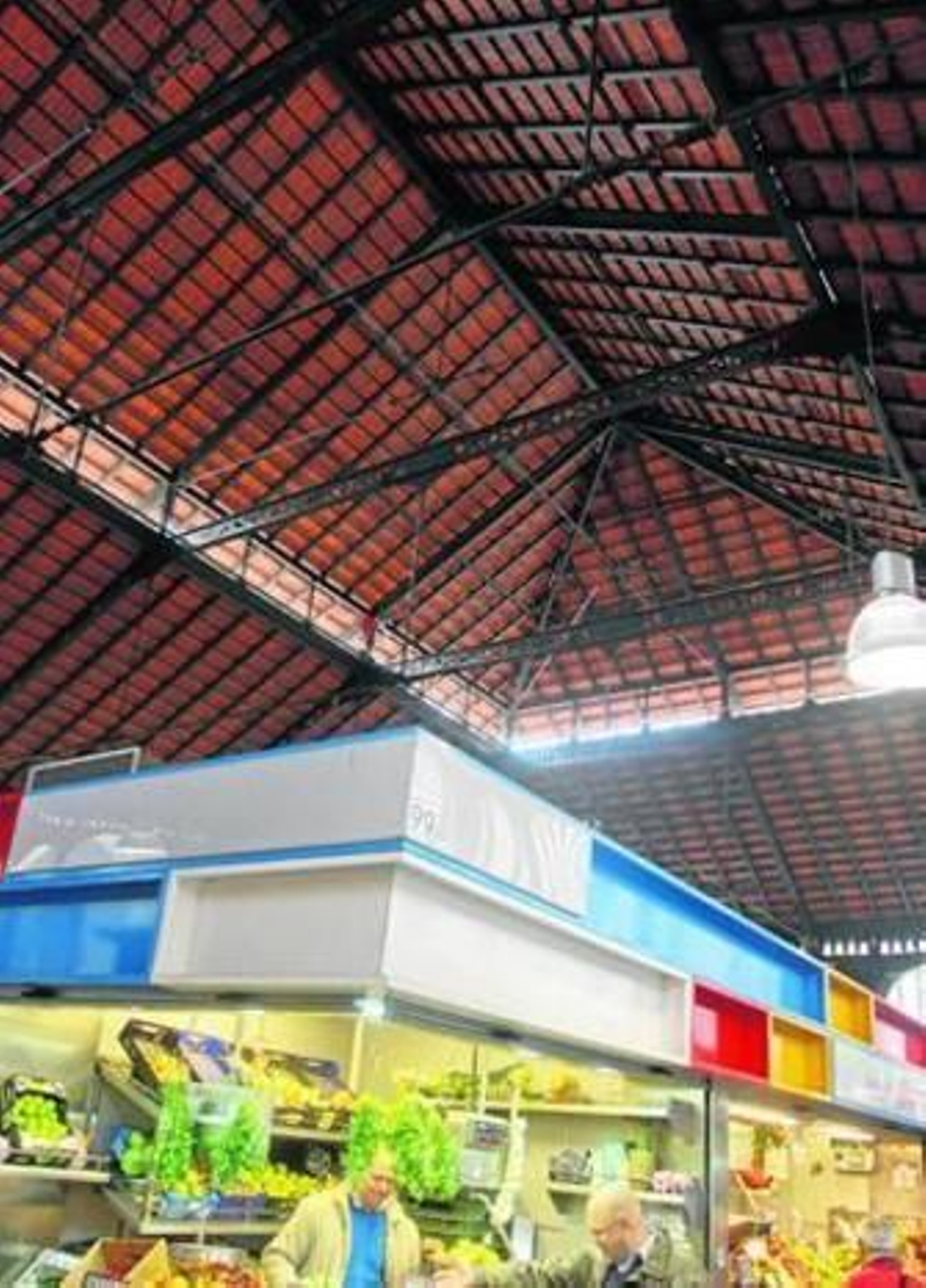 Cubierta del mercado de Atarazanas, que presenta goteras cada vez que llueve en Málaga.
