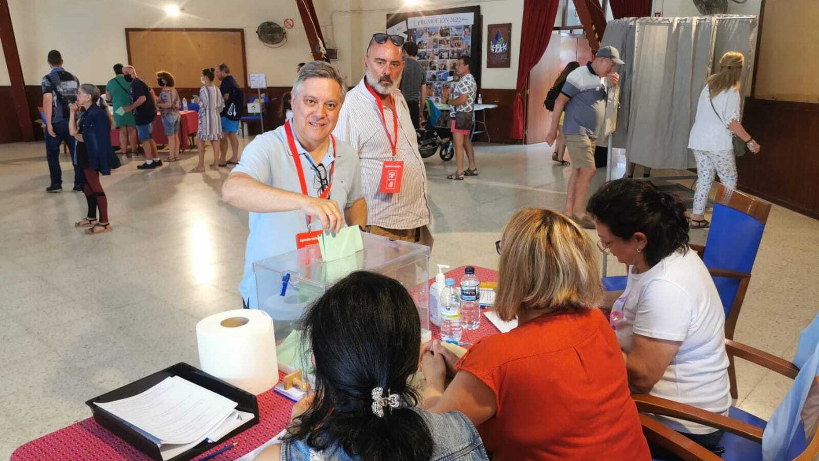 El portavoz del PSOE, Óscar Torres, votando el domingo 19 de junio.