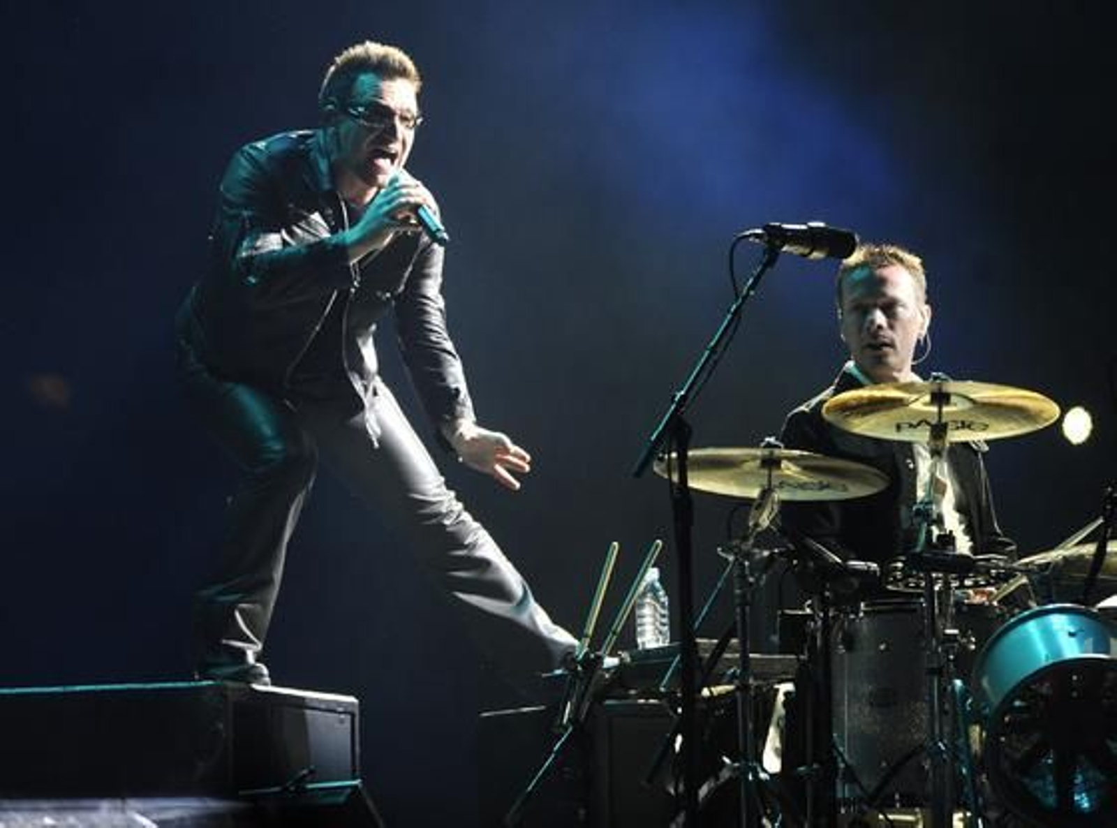 La banda irlandesa U2 convence a sus seguidores en San Sebastián. / EFE, AFP, Reuters