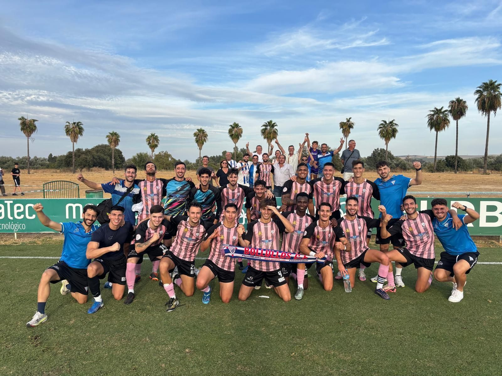 Los jugadores del Bollullos posan junto a sus aficionados tras la victoria ante el Córdoba B.
