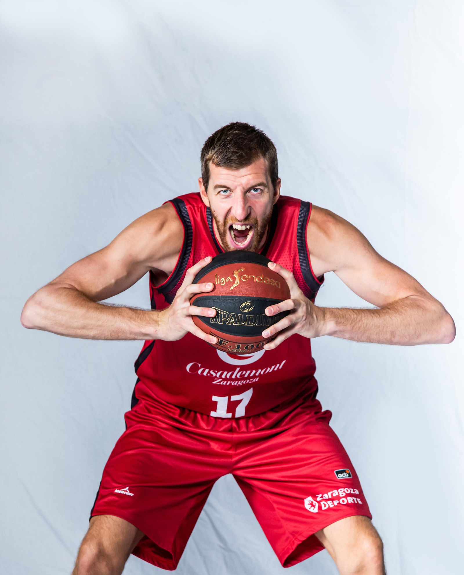 Fran Vázquez, en un posado para la ACB.